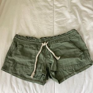 Roxy Oceanside short in the color Olive (green)